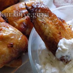 Куриные крылышки запечённые в духовке с соусом из голубого сыра 