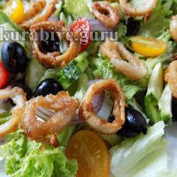 Салат с кальмарами и свежими овощами 