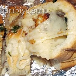 Чесночный багет с сыром и курицей 