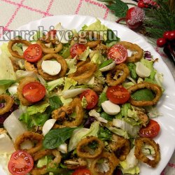 Салат с маринованными мидиями и кальмарами
