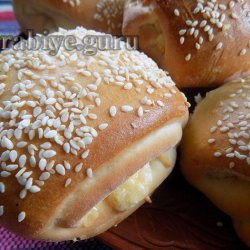 Слоїсті булочки з сирною начинкою 