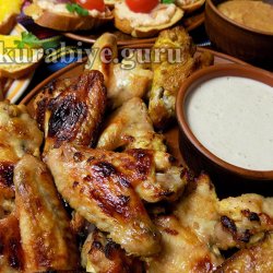 Острые куриные крылышки с банановым соусом 