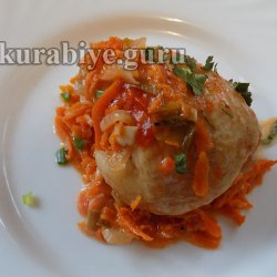 Курица тушеная в сметане с овощами