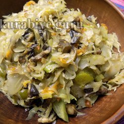 Капуста с грибами и солёными огурцами 