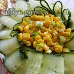Салат із курячою грудкою та кукурудзою
