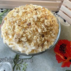 Куриный салат с черносливом и орехами Монмартр