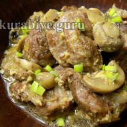 Говядина тушеная с грибами в горшочке 