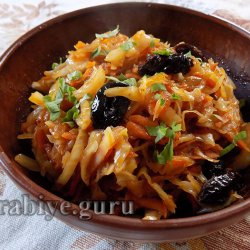 Капуста тушеная с черносливом 