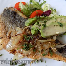 Сибас по-чилийски с луковым соусом 
