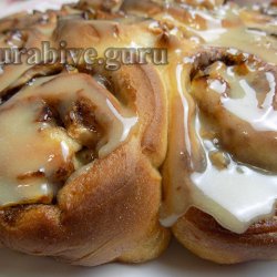 Рулетики з яблуками та карамельним соусом