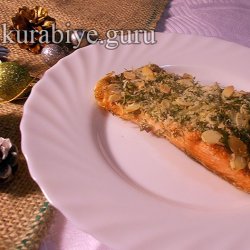 Запечений лосось под сирно-горіховою шубкою