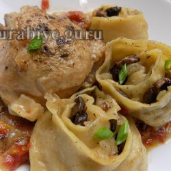 Курка тушкована з рулетиками з грибною начинкою