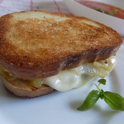 Грінки з карамелізованою цибулею та сиром