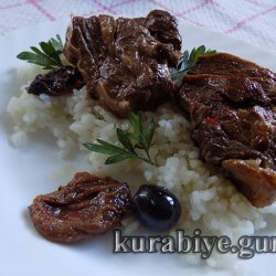 Яловичина тушкована з оливками та в’яленими томатами