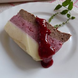 Шоколадно-ягідний десерт з малиновим кулі