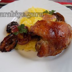 Курка зі сливами у медовій глазурі 