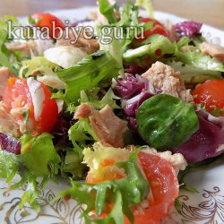 Салат с тунцом и моцареллой