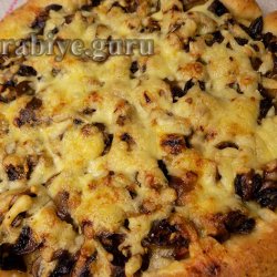 Открытый пирог с грибами и сыром