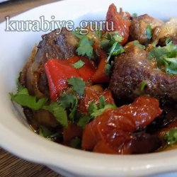 Говядина тушеная с овощами в горшочке