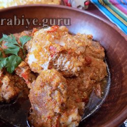 Свинина тушеная с овощами и грибами в горшочке