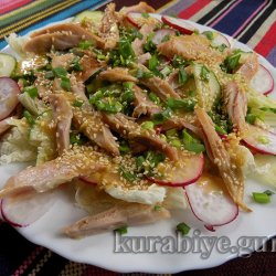 Весняний салат з копченою куркою