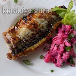 Скумбрия жареная с салатом из молодой свёклы и картофеля