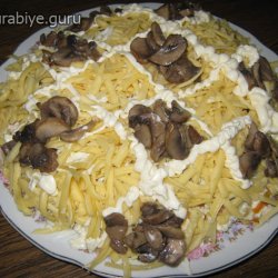 слоёный салат с курицей и грибами