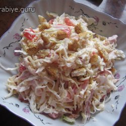 Салат с копченой курицей и сухариками
