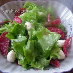 Коктейльный салат с салями, моцареллой и горошком 