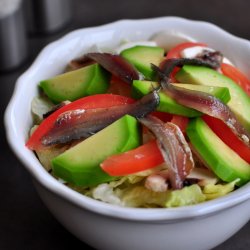 Салат "Хуарпо" с анчоусами, авокадо и яйцом пашот