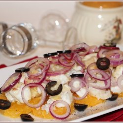 Салат с жареной треской, апельсинами и маслинами