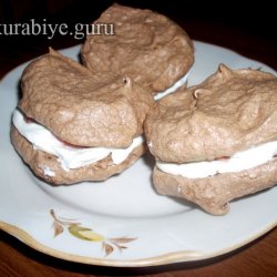 Шоколадное безе с кремом и вишней